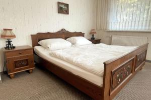 ein Schlafzimmer mit einem großen Bett mit zwei Nachttischen in der Unterkunft Haus PANORAMA - Appartement Auszeit 3 in Braunlage