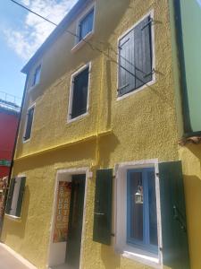 カオルレにあるCasa Fiorellaの黄色の建物 +4枚の写真