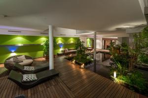 salon z zieloną ścianą z roślinami w obiekcie Alpin Art & Spa Hotel Naudererhof Superior w mieście Nauders