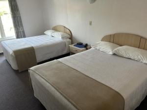 Ένα ή περισσότερα κρεβάτια σε δωμάτιο στο Centennial Motel