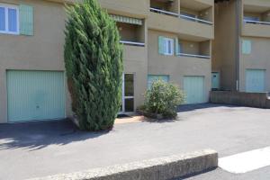 un edificio con due porte garage e un albero di 123 Vaison a Vaison-la-Romaine