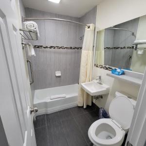 La petite salle de bains est pourvue de toilettes et d'un lavabo. dans l'établissement Guest Harbor Inn- Port Of Los Angeles San Pedro, à San Pedro