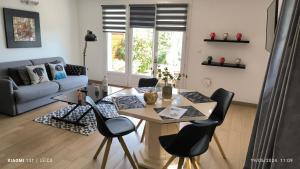 a living room with a table and chairs at Casa Luciani in Erbalunga