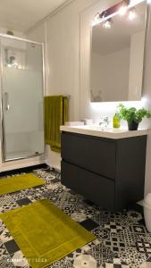 エルバルンガにあるCasa Lucianiのバスルーム(シンク、鏡、シャワー付)