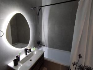 y baño con lavabo y espejo. en Like Home Hostel na Shevchenko, 162Б en Almaty
