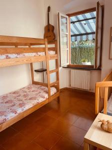 Двухъярусная кровать или двухъярусные кровати в номере Ca' inte Salinn-e