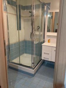 een douche met een glazen deur in de badkamer bij Villa Silvia in Fontana Liri Inferiore