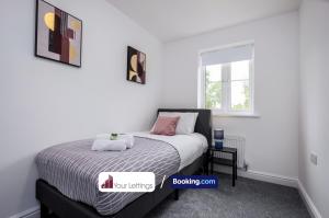 Ένα ή περισσότερα κρεβάτια σε δωμάτιο στο Whitby Townhouse By Your Lettings Short Lets & Serviced Accommodation Peterborough With Free WiFi