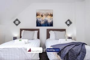 Ένα ή περισσότερα κρεβάτια σε δωμάτιο στο Whitby Townhouse By Your Lettings Short Lets & Serviced Accommodation Peterborough With Free WiFi