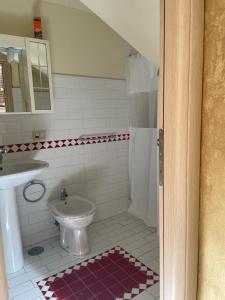 een badkamer met een toilet en een wastafel bij Villa Silvia in Fontana Liri Inferiore