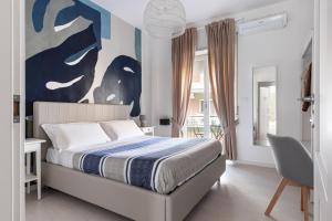 een slaapkamer met een bed en een schilderij aan de muur bij B&B Sapore di Mare in Gaeta