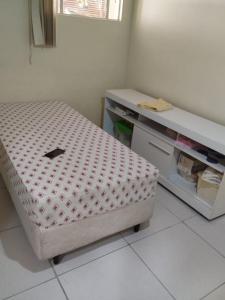 Bett in einem Zimmer mit einem Schreibtisch und einem Bett der Marke sidx sidx sidx. in der Unterkunft CASA 2024 - São João Campina Grande/PB in Campina Grande