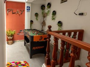 una sala giochi con biliardino in un corridoio di ValMas H a Chachapoyas