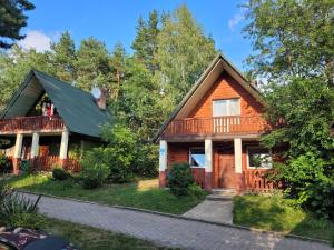 una casa in legno con tetto a gambero di Domki Letniskowe w Chańczy a Chańcza