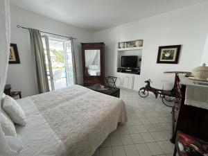 A television and/or entertainment centre at Hotel Lisca Bianca