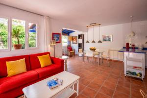 sala de estar con sofá rojo y mesa en Lovely rooftop apartment La Palmera Azul, en Almuñécar