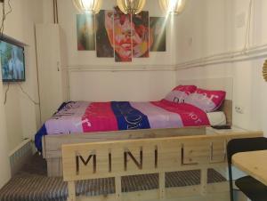 a small bedroom with a bed and a table at Studio Mini Lux in Požarevac