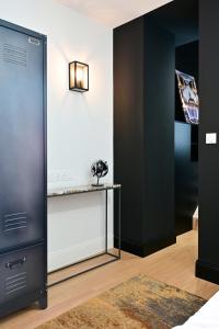a room with a black door and a table at L'urbain in Arras