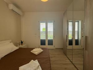 Posteľ alebo postele v izbe v ubytovaní Villa Elemiri