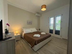 1 dormitorio con 1 cama con 2 toallas en Villa Elemiri en Buonfornello