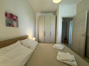 Posteľ alebo postele v izbe v ubytovaní Villa Elemiri