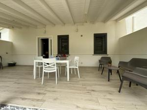 Posedenie v ubytovaní Villa Elemiri