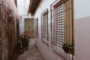 eine Gasse mit zwei Fahrrädern in einem Gebäude mit Fenstern in der Unterkunft Casa inteira no maior São João do Brasil! in São José de Ribamar