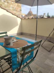 einen Tisch mit einer Tasse Kaffee darüber in der Unterkunft La Terrazza di Emy - affitto turistico in Arezzo