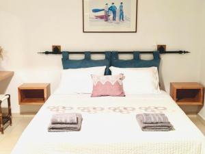 Postel nebo postele na pokoji v ubytování ELÉA Guesthouse himare
