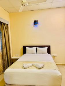 アルガムベイにあるRoyal Point Arugambayのベッドルーム(青色のライト付きの白い大型ベッド1台付)