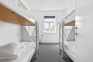 Katil dua tingkat atau katil-katil dua tingkat dalam bilik di Nordliv Strand