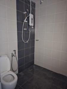 KTCC Drawbridge Cottage Kuala Terengganu - Homestay في كوالا ترغكانو: حمام مع دش ومرحاض