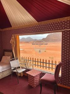 Wadi Rum desert camp في وادي رم: غرفة بسرير ومنظر صحراوي