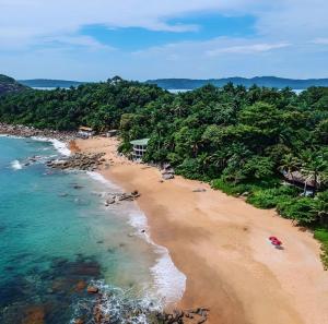 an aerial view of a beach with trees and the ocean at Hôtel Kiriboungni chez sylfatou in Tahire