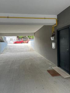 ein leerer Parkplatz mit einer Tür in einem Parkhaus in der Unterkunft Garsoniera Zona Stadion in Craiova