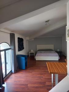 1 dormitorio con 1 cama y suelo de madera en Mansarda Brunelleschi en Staggia