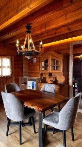 - une salle à manger avec une table et des chaises en bois dans l'établissement DAJTI PARADISE RESORT, à Tirana
