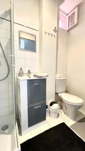 ein Bad mit einem Waschbecken und einem WC in der Unterkunft Paradis in Vallauris