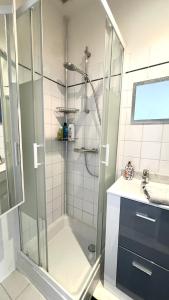 ein Bad mit einer Dusche und einem Waschbecken in der Unterkunft Paradis in Vallauris