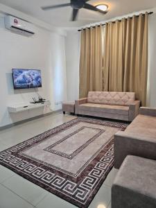 KTCC Drawbridge Cottage Kuala Terengganu - Homestay في كوالا ترغكانو: غرفة معيشة مع أريكة وتلفزيون +18 صورة