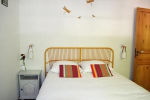 1 dormitorio con 1 cama con 2 almohadas en Mas Sant Jordi, en Alénya