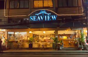 ein Fischrestaurant mit einem Schild, das Sparbuch liest in der Unterkunft Seaview Sriracha Hotel in Si Racha