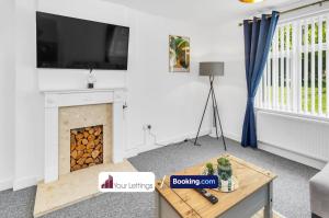 Brampton Grange的住宿－Elegant 3 Bedroom Detached House By Your Lettings Short Lets & Serviced Accommodation Peterborough With Free WiFi,Parking，客厅设有壁炉和电视。
