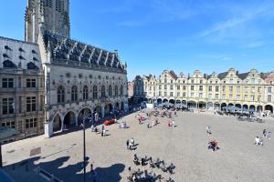 una gran plaza en una ciudad con edificios en Le Art Déco, en Arras