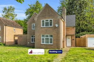 Brampton Grange的住宿－Elegant 3 Bedroom Detached House By Your Lettings Short Lets & Serviced Accommodation Peterborough With Free WiFi,Parking，前面有标志的房子