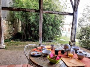 Opcije za doručak na raspolaganju gostima u objektu Gîte pour 2 avec terrasse, jardin et piscine partagée - Idéal randonnée et découverte du Lot-et-Garonne