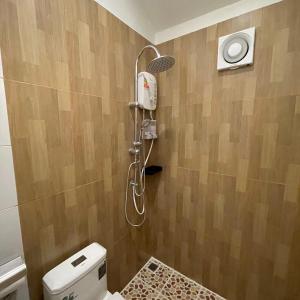 a shower in a bathroom with a toilet at นารา พรีเมียม รีสอร์ท @ชัยนาท in Chai Nat