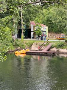 un gruppo di persone che si trovano su un molo su un fiume di NATURE e SPA AL - Termas Saúde e Beleza, Totalmente Renovado - Piscinas Municipais em frente - Epoca Julho a Setembro a São Pedro do Sul