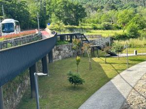 vista su un parco con ponte e alberi di NATURE e SPA AL - Termas Saúde e Beleza, Totalmente Renovado - Piscinas Municipais em frente - Epoca Julho a Setembro a São Pedro do Sul