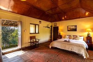 ダラムシャーラーにあるPrivate & Scenic Serene 2BR Villa in Dharamshalaの大きなベッドと大きな窓のある寝室